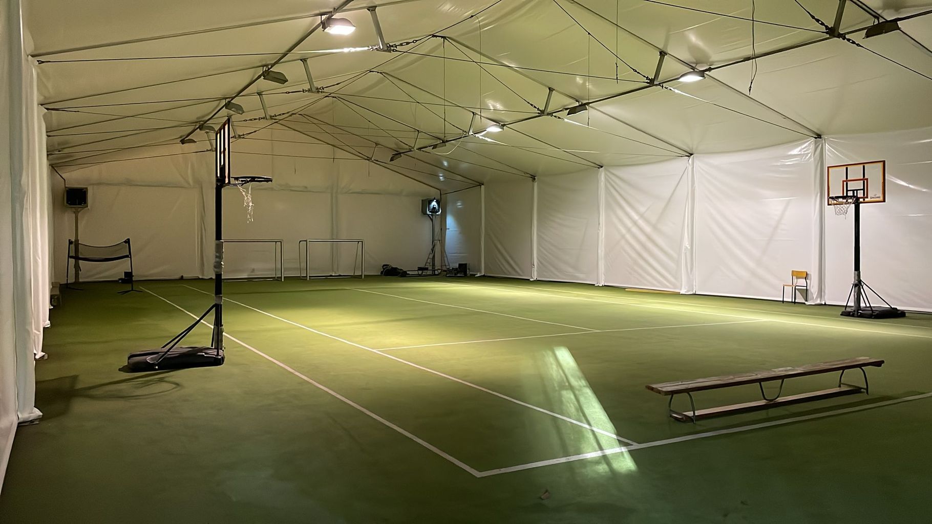 Duży namiot na imprezę sportową
