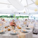 Namioty eventowe na imprezy ślubne: elegancja i intymność na świeżym powietrzu