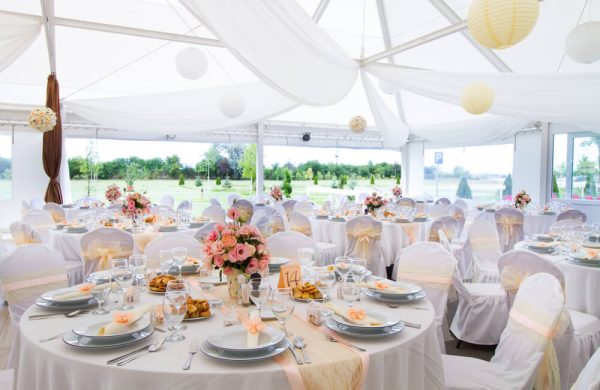 Namioty eventowe na imprezy ślubne: elegancja i intymność na świeżym powietrzu