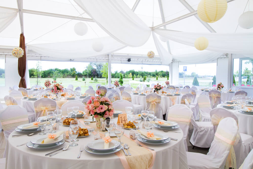 Namioty eventowe na imprezy ślubne: elegancja i intymność na świeżym powietrzu